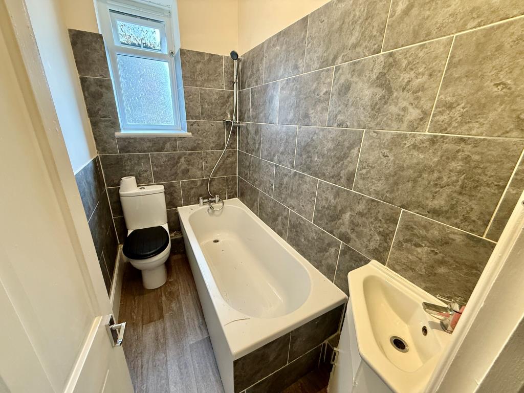 Lot: 139 - WELL PRESENTED TWO-BEDROOM FLAT - Bathroom with W.C.